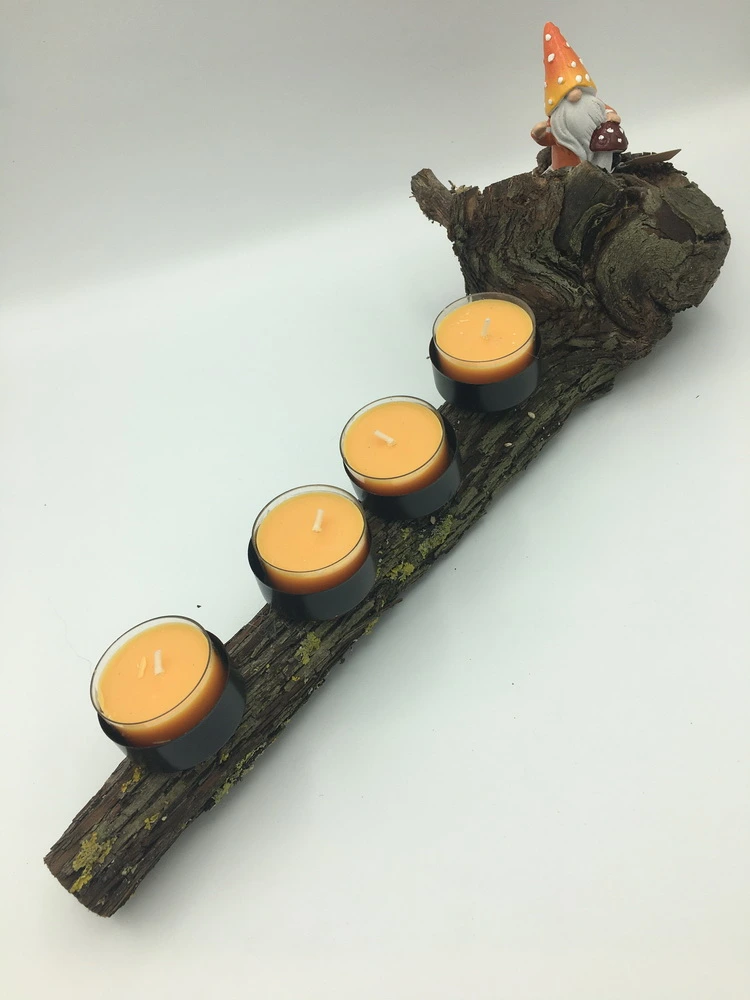 Naturholz-Kerzenständer mit vier orangefarbenen Kerzen und kleiner Wichtelfigur